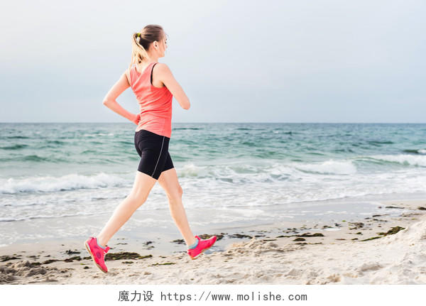 女人在海边跑步健身运动放松运动运动健身户外跑步
